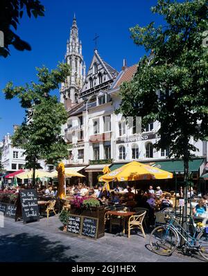 Cafés sur les Groenplaats avec la cathédrale derrière, Anvers, région flamande, Belgique, Europe Banque D'Images