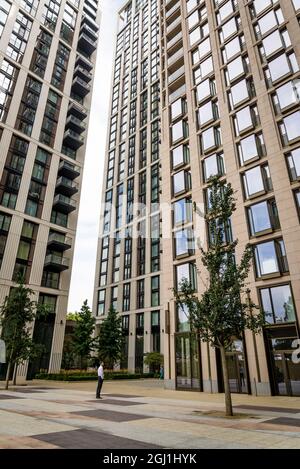 Nouveau développement à usage mixte de luxe comprenant des appartements, des bureaux et des espaces de vente au détail, Southbank place, Londres, Angleterre, Royaume-Uni Banque D'Images