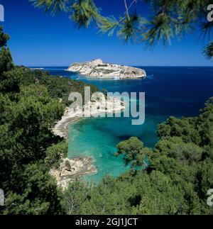 Île de San Nicola vue de l'île de San Domino, les îles Tremiti, le parc national de Gargano, Apulia, Italie, Europe Banque D'Images