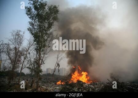 Une fumée épaisse provient d'un incendie au sol de décharge à Delhi, dans la RCN, en Inde. Banque D'Images