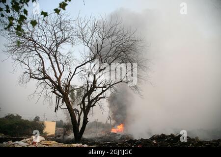 Une fumée épaisse provient d'un incendie au sol de décharge à Delhi, dans la RCN, en Inde. Banque D'Images