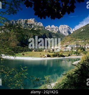 Lac Molveno et les Dolomites derrière, Trentin, Italie, Europe Banque D'Images