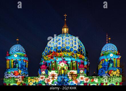 Allemagne, Berlin, Mitte 7 septembre 2021. Les Berliners apprécient le Festival des lumières annuel tandis que les artistes de la lumière internationale illuminent les monuments et les bâtiments de la capitale avec un éclairage éblouissant. Banque D'Images
