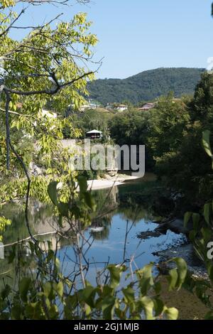 Cividale del Friuli (Udine), Italie - Italie du Nord la vie dans le centre de la cité médiévale de lombard. Vue sur la rivière Natisone. Banque D'Images