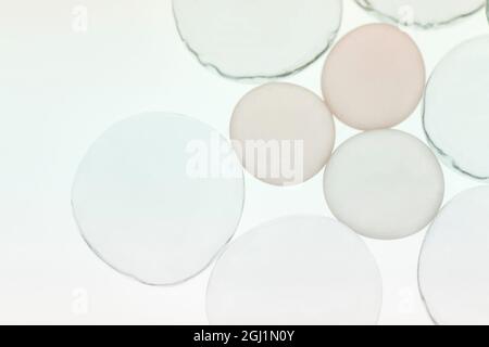 Verre transparent et beige galets de verre avec lumière Banque D'Images