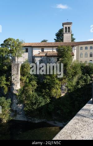 Cividale del Friuli (Udine), Italie - Italie du Nord la vie dans le centre de la cité médiévale de lombard. Vue depuis le Devil's Bridge sur la rivière Natisone. Banque D'Images