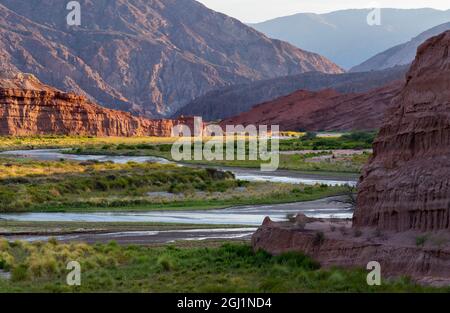 Quebrada de las Conchas également appelé Quebrada de Cafayate. Un canyon avec des formations rocheuses colorées créé par Rio de las Conchas. Amérique du Sud, Argenti Banque D'Images