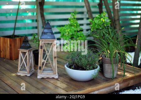Porche intérieur de la maison décoré de lanternes en bois.Coin jardin confortable.Patio de la maison avec des plantes dans des pots. Lanternes vintage sur le seuil Banque D'Images