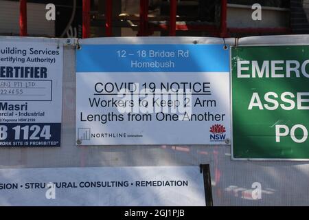 Sydney, Australie. 8 septembre 2021. Covid 19 avis aux travailleurs de garder 2 longueurs de bras l'un de l'autre sur un site de construction à Homebush. Credit: Richard Milnes/Alamy Live News Banque D'Images