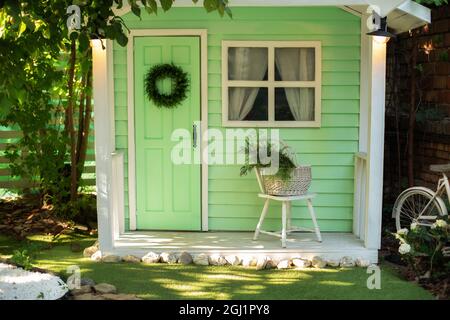 Façade Maison décorée pour les vacances d'automne.Extérieur porche maison en bois avec meubles de jardin.Confortable véranda avec chaise et panier de fleurs. Banque D'Images
