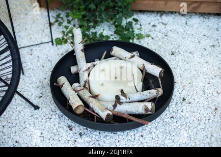 Foyer rond noir en métal bol dans le jardin sur la pelouse de cour arrière. Foyer et appareil de cheminée pour la fête en plein air Banque D'Images