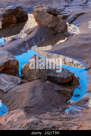 États-Unis, Arizona. Réflexions sur la plage près de Redwall Cavern, du fleuve Colorado, du parc national du Grand Canyon. Banque D'Images