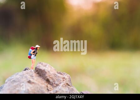 Personnes miniatures : Voyageur avec marche à dos dans la nature , Voyage et aventure concepts. Banque D'Images