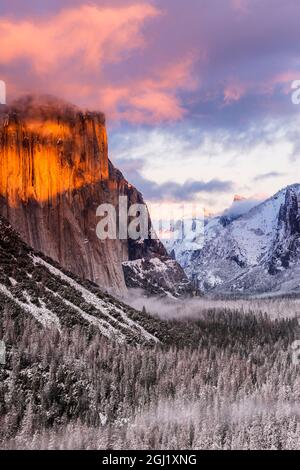 Hiver coucher de soleil sur la vallée Yosemite de vue de Tunnel, Yosemite National Park, California USA Banque D'Images