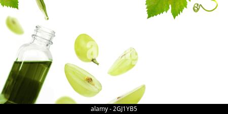 Bouteille d'huile de pépins de raisin vert sur fond blanc.espace de copie, plat, vue de dessus. Banque D'Images