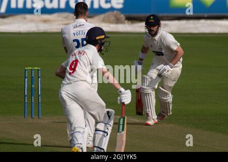 Chester le Street, Angleterre, le 5 septembre 2021. Les batteurs de Glamorgan Nick Selman et Hamish Rutherford se tournent pour une deuxième course lors de leur LV= Insurance County Championship match contre Durham à Chester le Street. Crédit : Colin Edwards Banque D'Images