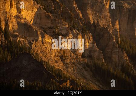 États-Unis, Colorado, forêt nationale d'Uncompahgre. Coucher de soleil sur Courthouse Mountain. Banque D'Images