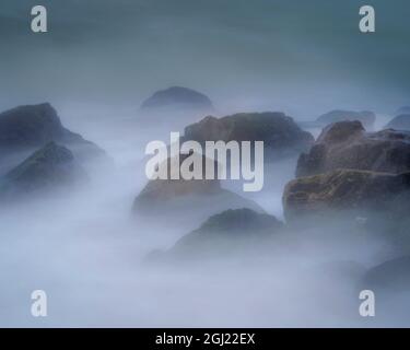 États-Unis, New Jersey, Cape May National Seashore. Vagues se brisant sur des rochers. Banque D'Images