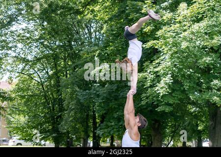 Kaliningrad, Russie, 5 août 2020. Entraînement ouvert des gymnastes. Acrobates pratiquant dans la rue. Entraînement dans le parc. Banque D'Images