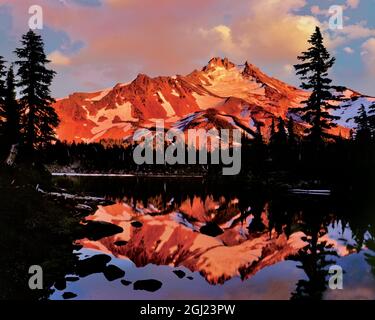 États-Unis, Oregon, Mt. Région sauvage de Jefferson. Mt. Jefferson se reflétant dans le lac Bays au coucher du soleil. Banque D'Images