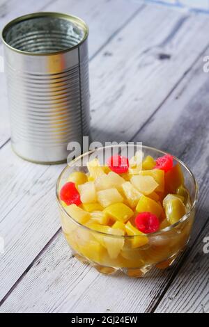 Une boîte de cocktail de fruits ouverte sur une table, Banque D'Images