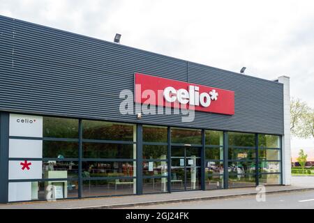 FLECHE, FRANCE - 31 juillet 2021 : gros plan d'une façade de magasin de LA marque CELIO, en France, par un jour nuageux Banque D'Images