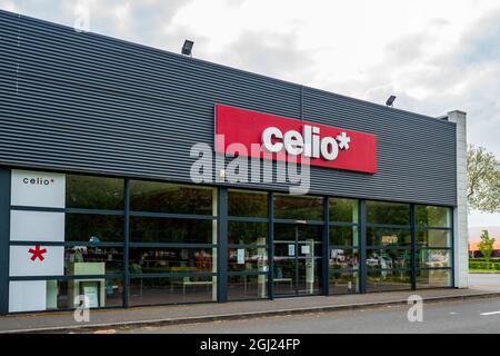 LA FLECHE, FRANCE - 03 juillet 2021 : gros plan d'une façade de magasin de LA marque CELIO, en France, par une journée nuageux Banque D'Images