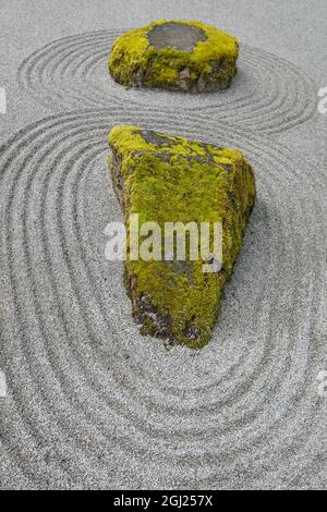 États-Unis, Washington, île de Bainbridge. Sable ratissé autour de la roche. Crédit : Don Paulson / Galerie Jaynes / DanitaDelimont.com Banque D'Images