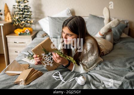 Cadeau d'emballage de fille avec décoration de Noël.cadeau dans une boîte, une lettre dans une enveloppe d'artisanat. Banque D'Images