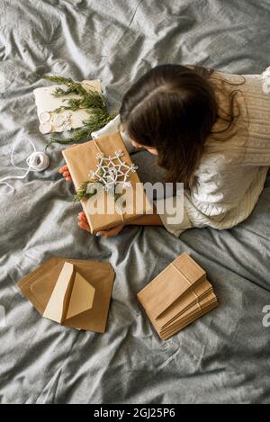 Cadeau d'emballage de fille avec décoration de Noël.cadeau dans une boîte, une lettre dans une enveloppe d'artisanat. Banque D'Images