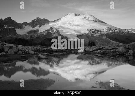 États-Unis, État de Washington. Zone de loisirs nationale de Mount Baker, Park Butte, Mount Baker se reflète dans le tarn alpin. Banque D'Images