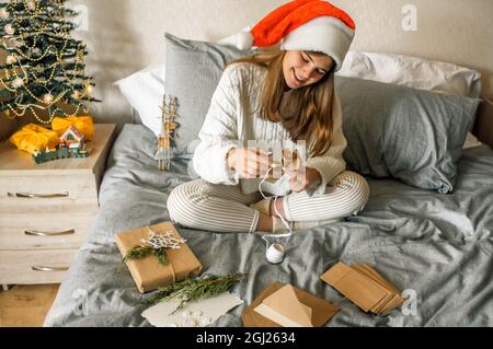 Cadeau d'emballage de fille avec décoration de Noël.cadeau dans une boîte, une lettre dans une enveloppe d'artisanat. Banque D'Images