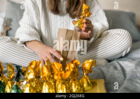 Cadeau d'emballage de fille avec décoration de Noël.cadeau dans une boîte, une lettre dans une enveloppe d'artisanat. Banque D'Images