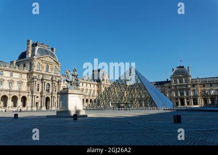 Musée du Louvre et la pyramide de Paris France Banque D'Images