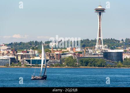 États-Unis, État de Washington, Seattle. Tour en voilier sur Puget Sound en passant par Space Needle. La terrasse d'observation rénovée a été rouverte. Banque D'Images