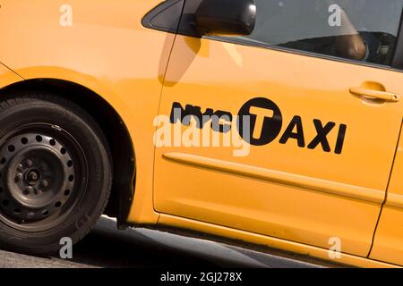 Fermer sur le logo d'un NYC taxi jaune à New York Banque D'Images