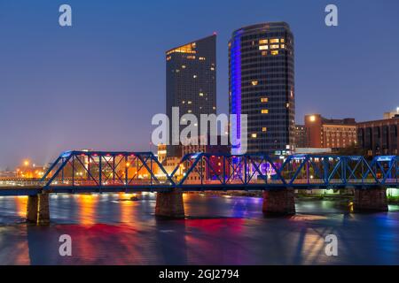 Grand Rapids, Michigan, USA Centre-ville sur la rivière Grand, au crépuscule. Banque D'Images