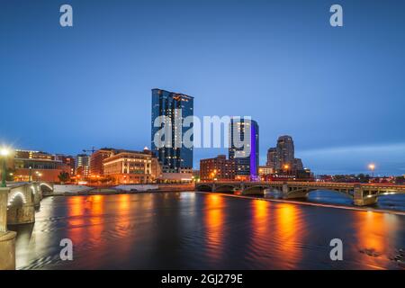 Grand Rapids, Michigan, USA Centre-ville sur la rivière Grand, au crépuscule. Banque D'Images