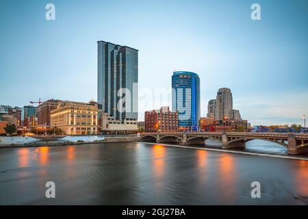 Grand Rapids, Michigan, USA Centre-ville sur la rivière Grand, au crépuscule. Banque D'Images