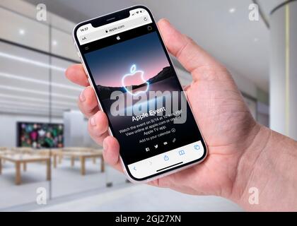 Antalya, Turquie - 8 septembre 2021: Mains tenant iPhone avec Apple Event logo 2021 sur l'écran. Banque D'Images