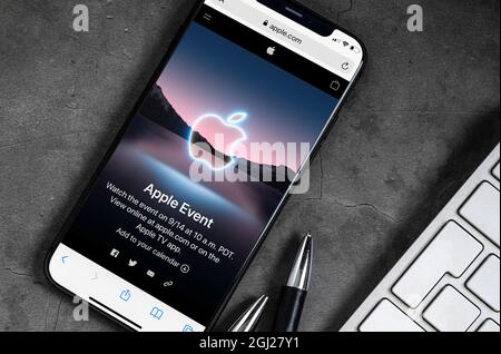 Antalya, Turquie - 8 septembre 2021 : iPhone avec logo Apple 2021 à l'écran. Banque D'Images
