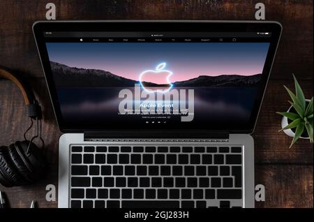 Antalya, Turquie - 8 septembre 2021 : MacBook pro avec logo d'événement Apple 2021 à l'écran. Banque D'Images