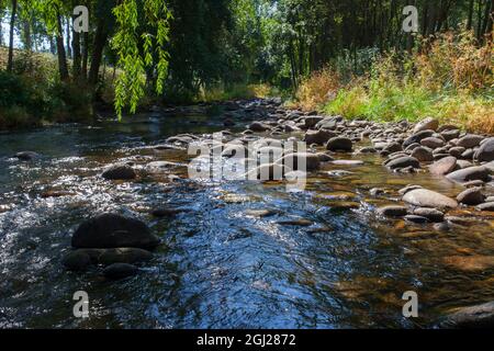 Rivière Ambroz en cours d'exécution à côté du village d'Abadia. Caceres, Estrémadure, Espagne Banque D'Images