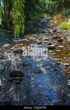 Rivière Ambroz en cours d'exécution à côté du village d'Abadia. Caceres, Estrémadure, Espagne Banque D'Images