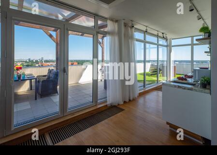 Intérieur moderne d'un studio de luxe avec fenêtres panoramiques et terrasse extérieure. Parquet. Coin salon. Banque D'Images