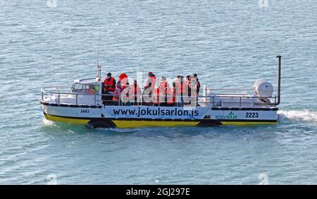 JOKULSARLON, ISLANDE - 30 JUILLET 2021 : excursion en bateau sur la lagune glaciaire de Jokulsarlon en Islande. Beaucoup de gens visitent le célèbre lagon glaciaire en Islande tous les yeux Banque D'Images