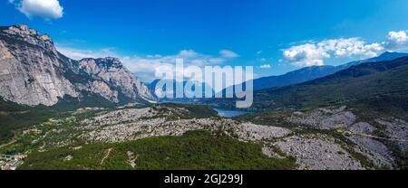 Mavic Air 2S drone ariel photographies de la chute de Marocche di Dro, Trento, Italian Lakes, Italie Banque D'Images