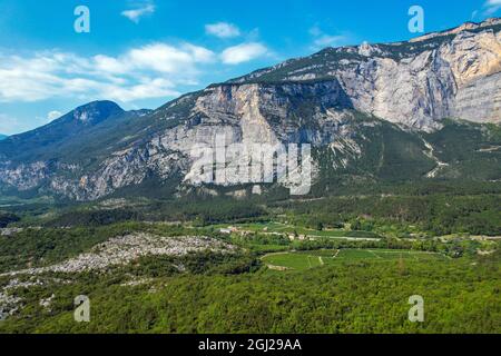 Mavic Air 2S drone ariel photographies de la chute de Marocche di Dro, Trento, Italian Lakes, Italie Banque D'Images