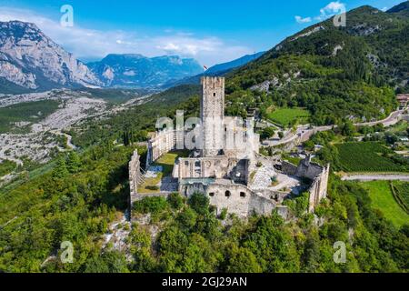 Mavic Air 2S Drone ariel photographies du Castillo di Drena, Château de Drena, trente, lacs italiens, Italie Banque D'Images