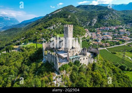 Mavic Air 2S Drone ariel photographies du Castillo di Drena, Château de Drena, trente, lacs italiens, Italie Banque D'Images